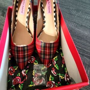 Betsey Johnson Stylish Red Plaid Women's Pumps Size 8.5M